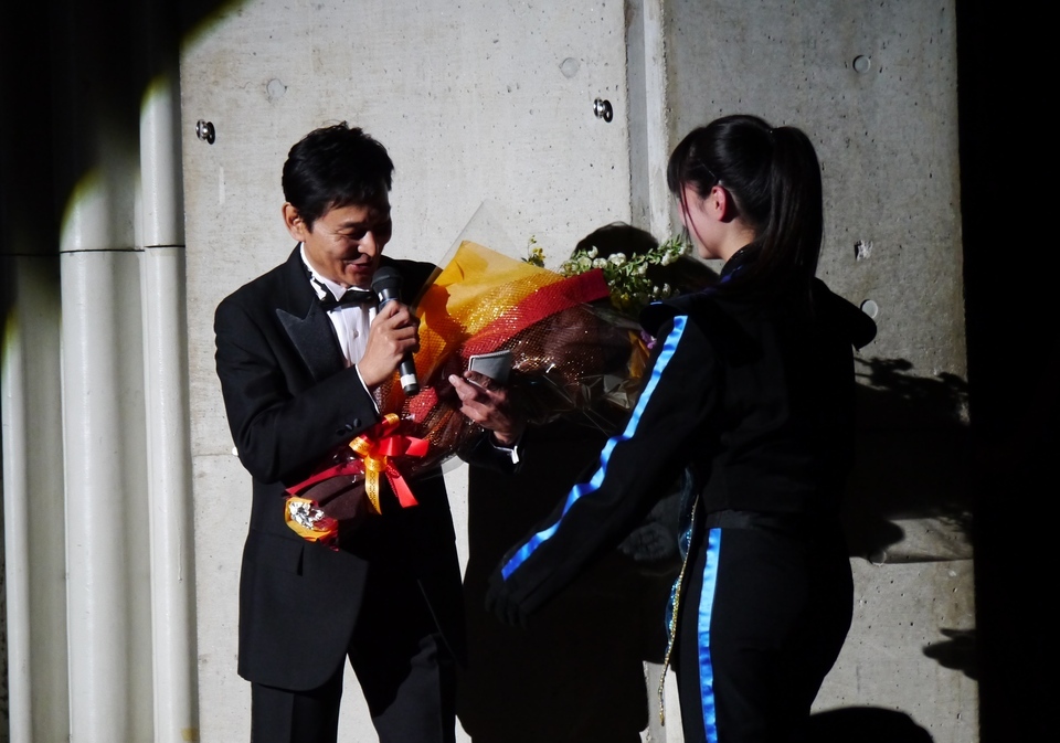 司会の役割を終え花束を贈られる川野さんの画像