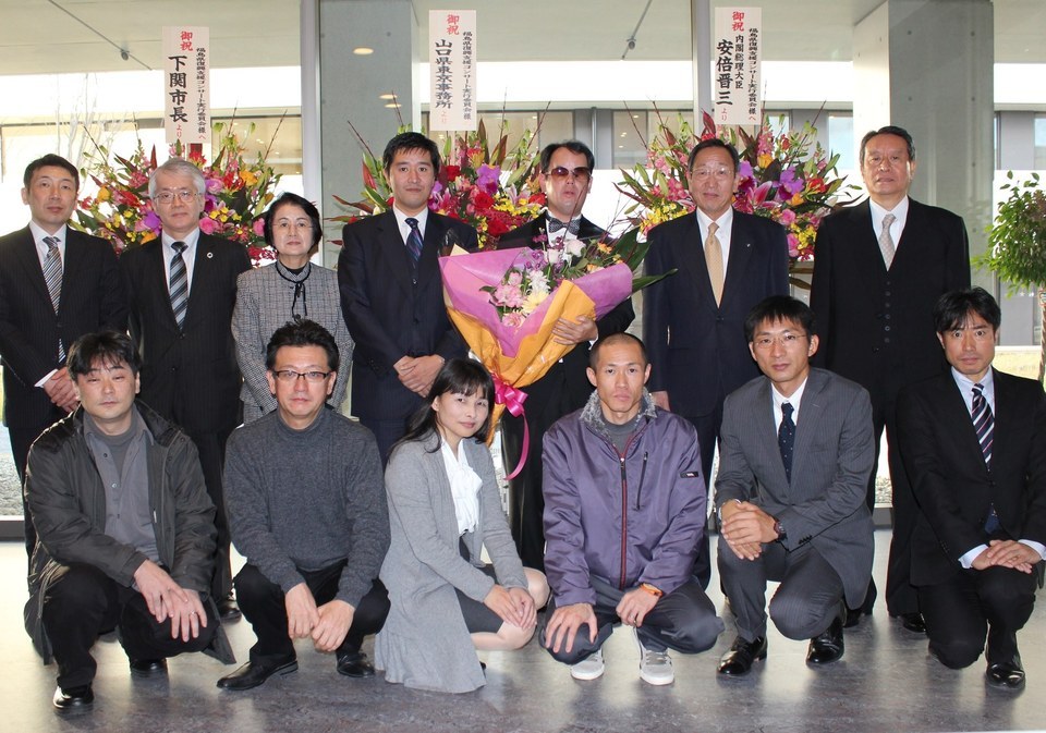 福島県に派遣されている山口県職員、下関市職員との記念写真