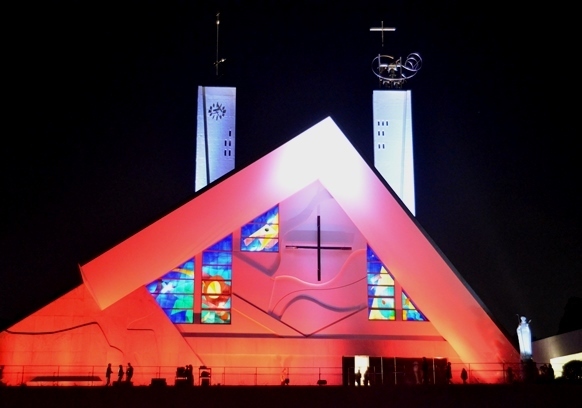 赤色にライトアップされた山口サビエル記念聖堂の画像