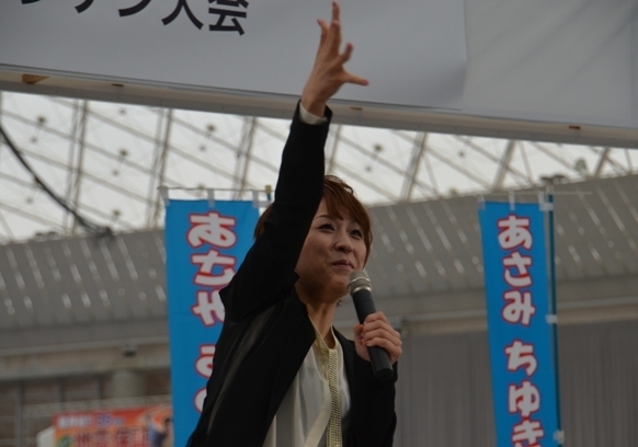 ライブ前の山口県特産品PRジャンケン大会でジャンケンをするあさみさんの画像