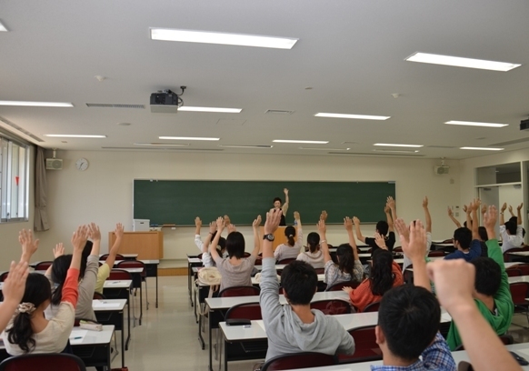 元気に授業に参加する学生達