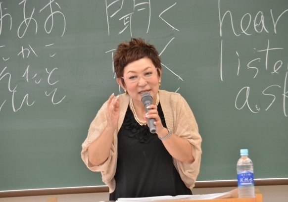 学生に語りかける菊田さん