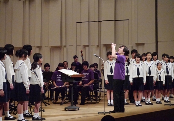 下関少年少女合唱隊との共演。指揮をとる和田さん。の画像