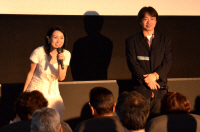 地元での舞台あいさつに立つ西村さん(左)と秋原監督(右)の画像