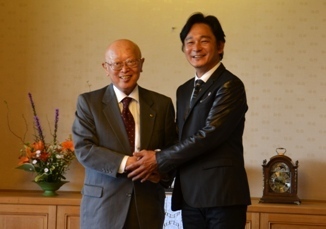 握手する川野さんと山本知事
