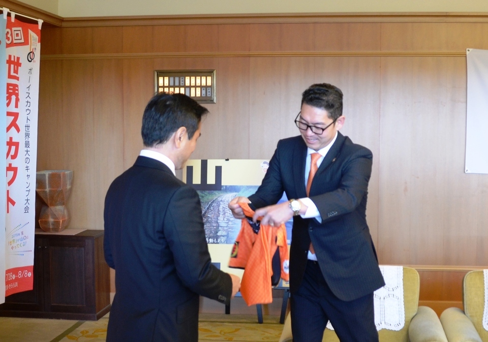 村岡知事へ新ユニフォームをプレゼントする河村社長