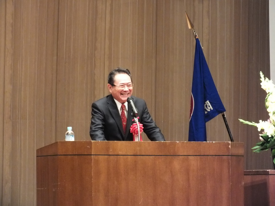 講演する前田さんの写真
