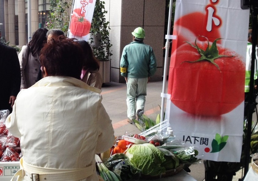 司会のほかにも販売の手伝いをされる菊田さん