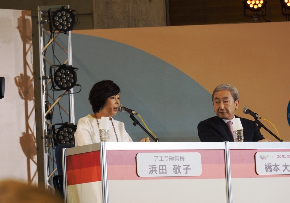 討論中の浜田敬子さん、橋本大二郎さん