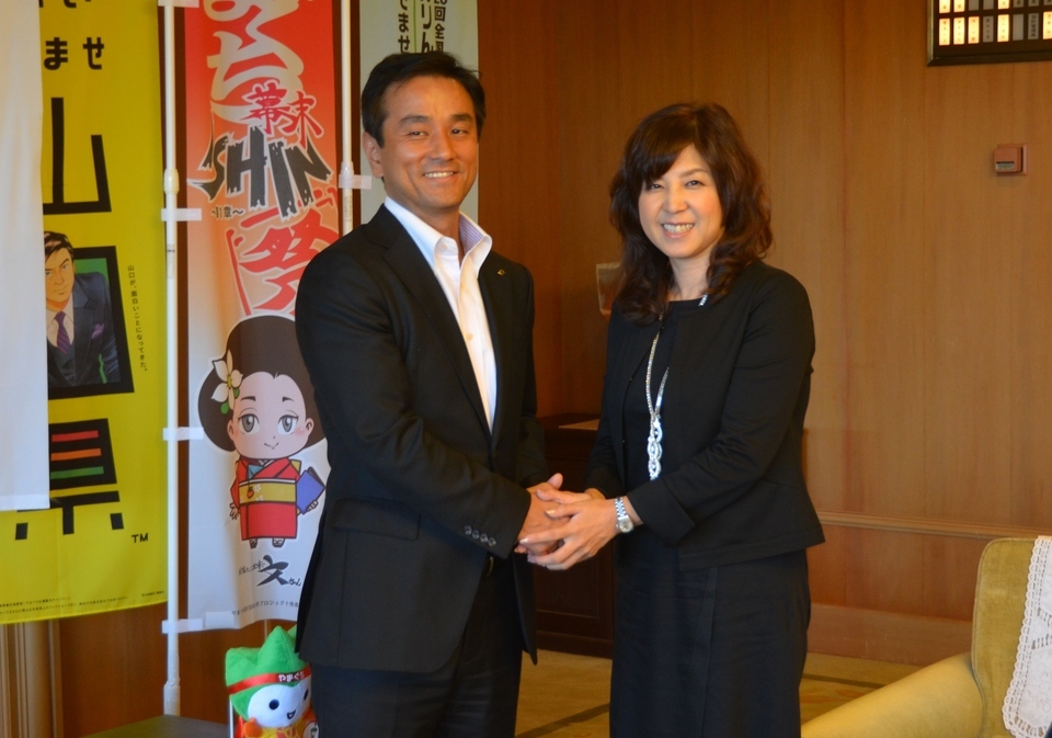 握手する杉山さんと村岡知事の画像