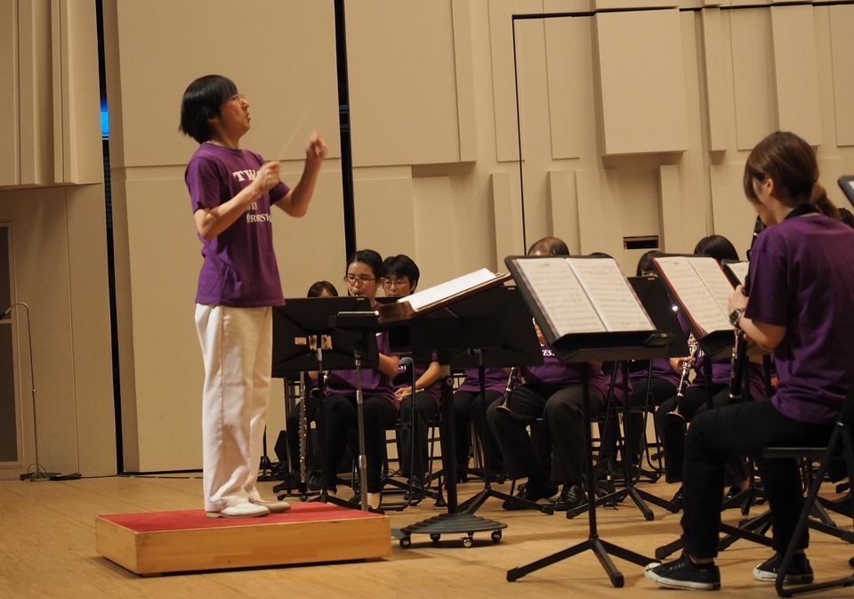 コンサートの指揮をとる和田さんの画像