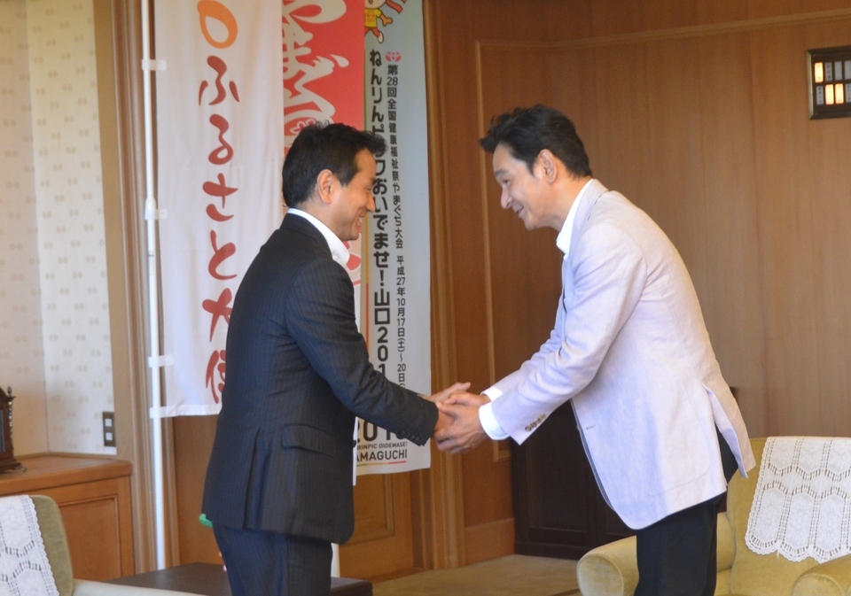 握手を交わす川野さんと村岡知事の画像