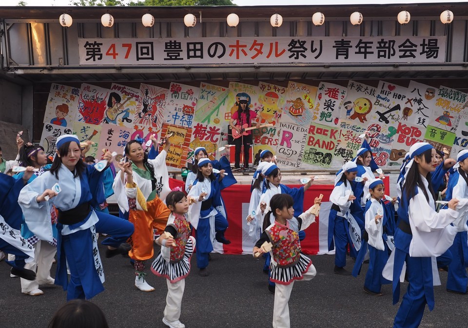 1回目のミニライブでのよさこいチームとの共演の様子