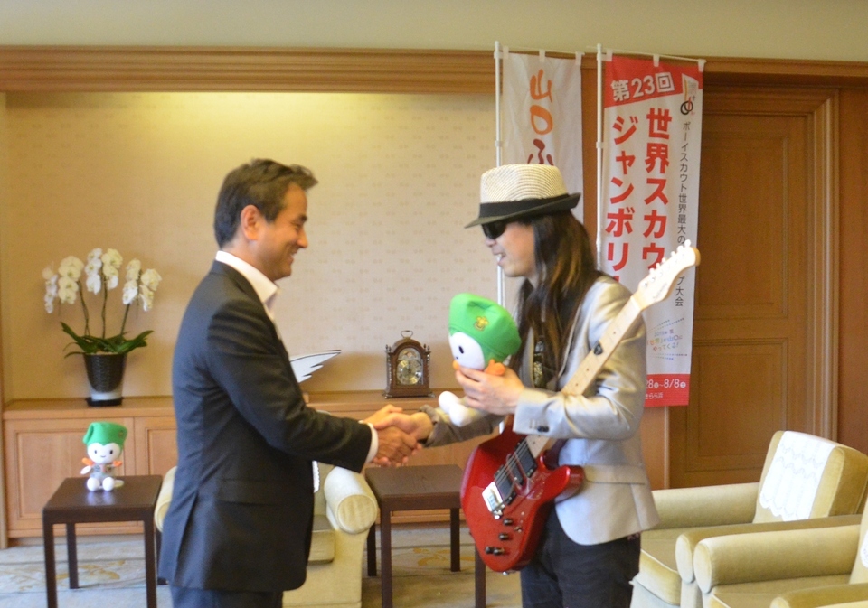固い握手を交わす田川さんと村岡知事の画像