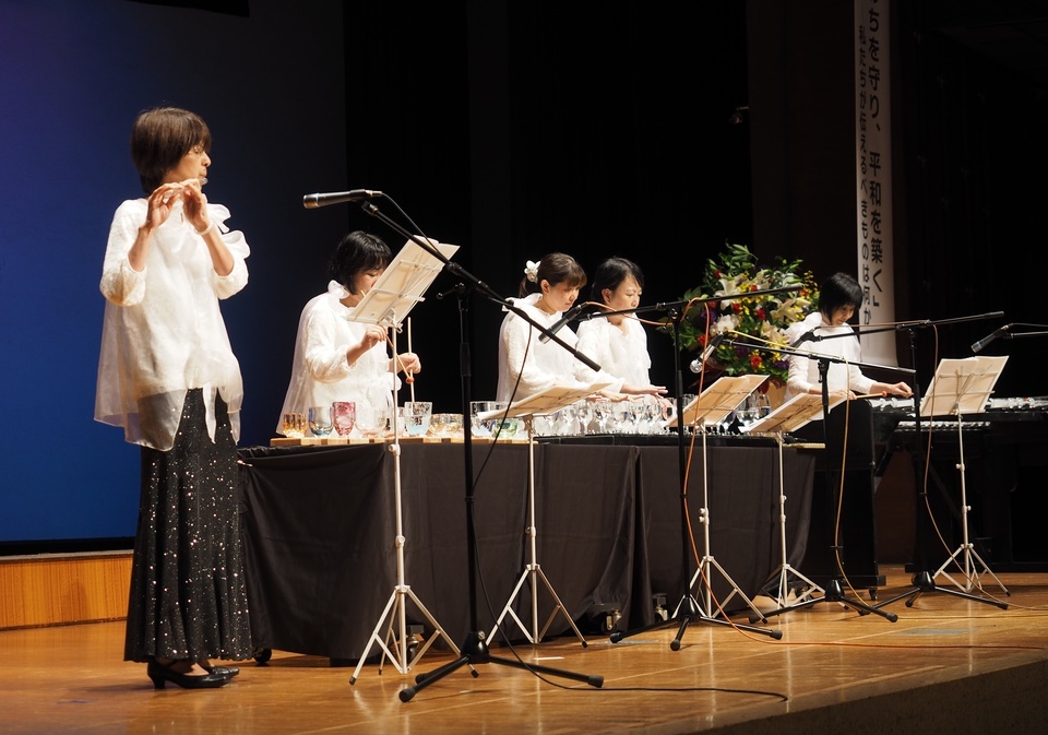 山口クリスタルアンサンブルによるガラス楽器演奏の様子の画像