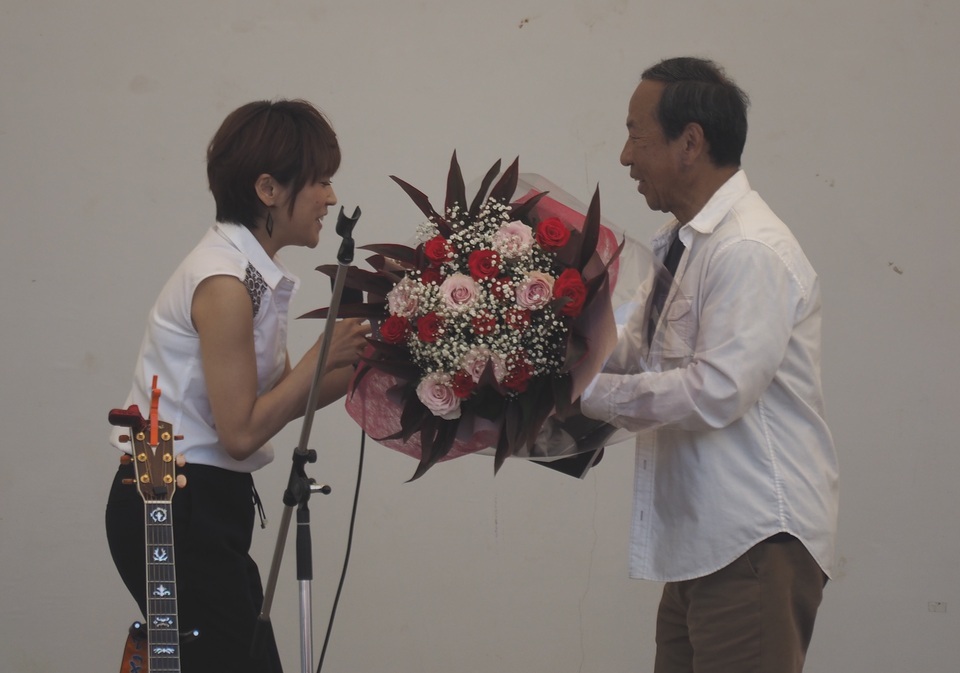 コンサートの最後に市川光市長からバラの花束を贈呈されるあさみさん