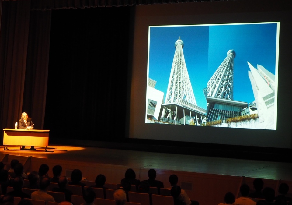スライドを使い東京スカイツリーのデザインの特徴などを解説する澄川さん