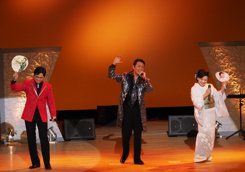 ステージの最後は『まつり』を熱唱。左から三山さん、山本さん、松前さん。の画像