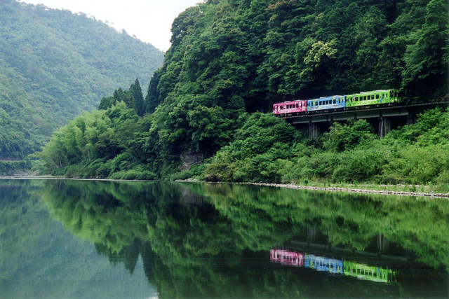錦川に映るラッピング列車の画像