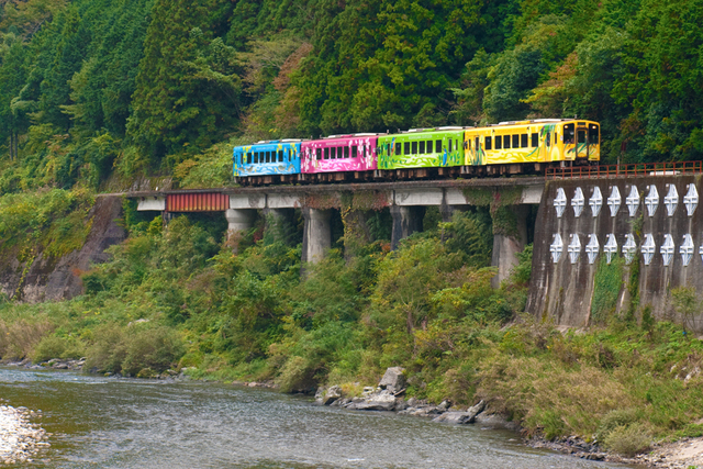 4両連結したラッピング列車の画像