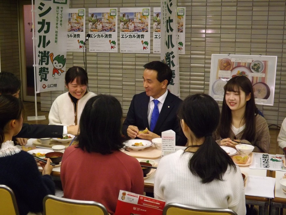 知事と試食歓談する参加者