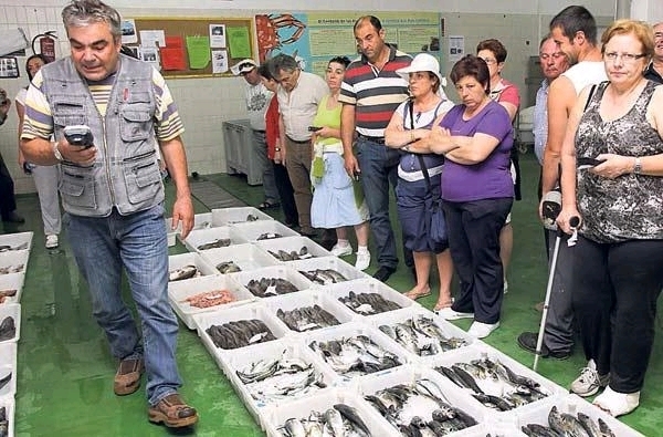 魚市場でのセリの様子の画像