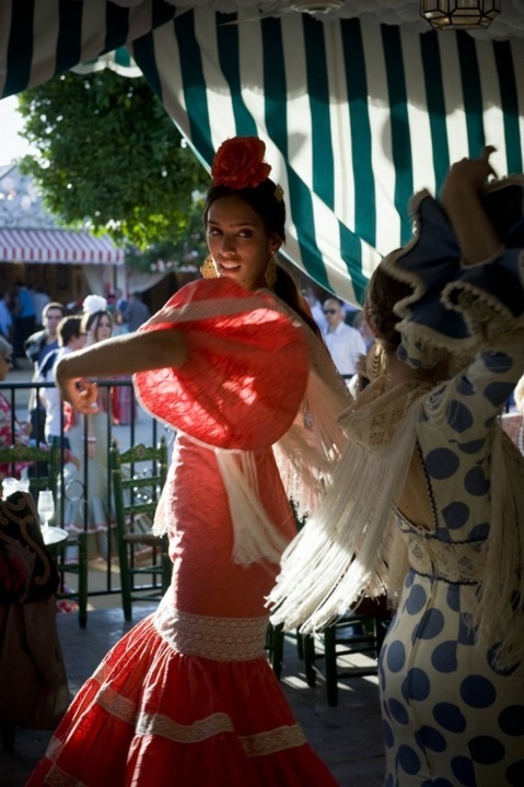 カセータでセビジャナスを踊る女性