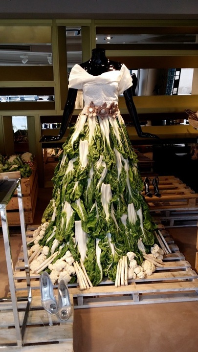 フダンソウで飾られたドレスの画像