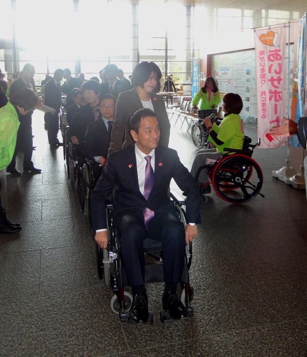認定証授与式後、車椅子体験会を開催しました。の画像