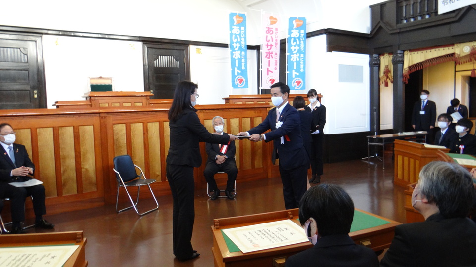 認定証の授与（17企業・団体へ村岡知事から授与）の画像1