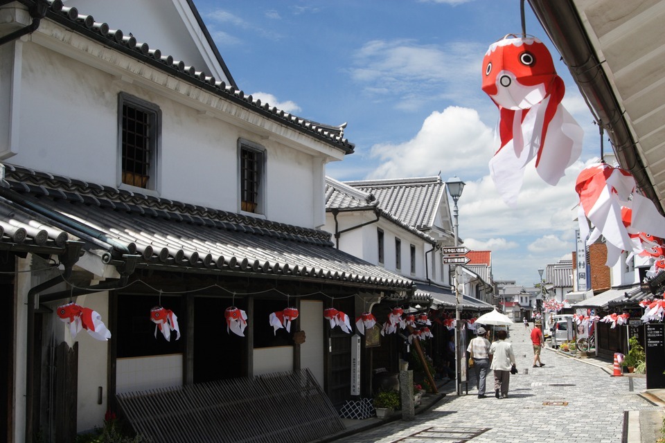 image:Street of White-walled Houses