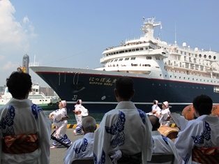 平家太鼓と平家踊りでお出迎えですの画像