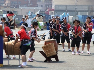 地元の高校生も太鼓で歓迎です！の画像