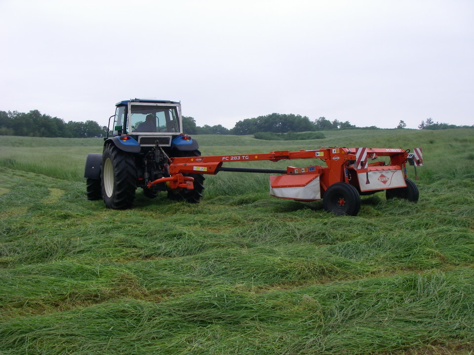 大型機械による牧草の刈取り