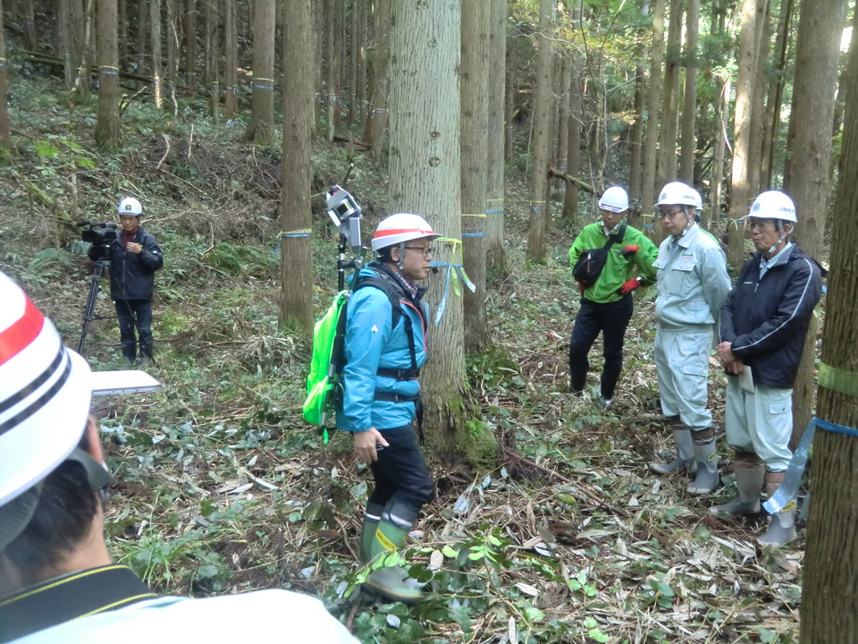 背負い式地上レーザ測量の様子の画像