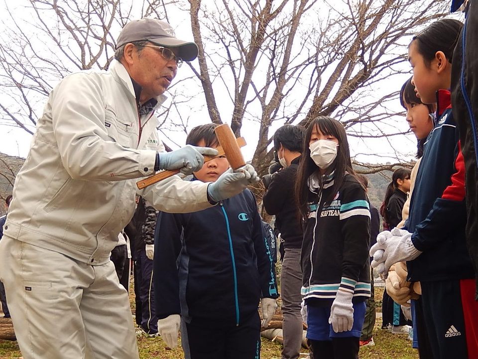 ひと駒ずつ木槌で打ち込んでね!の画像