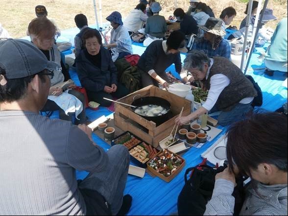 昼食（山菜の天ぷら）の様子の画像