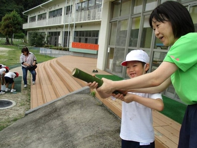 竹の水鉄砲の試射の画像