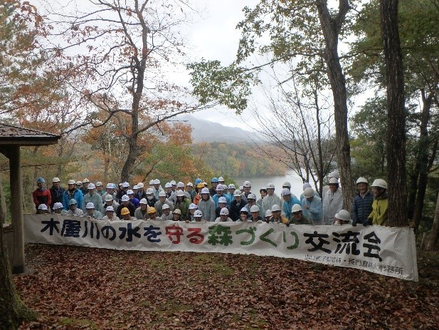 森づくり会場で記念撮影の画像