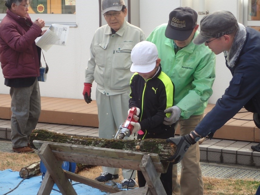 見守られながら穿孔作業体験の画像