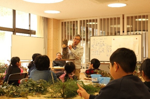 シイタケを初めて触る子もの画像