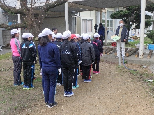 山本会長の説明（明倫小）の画像