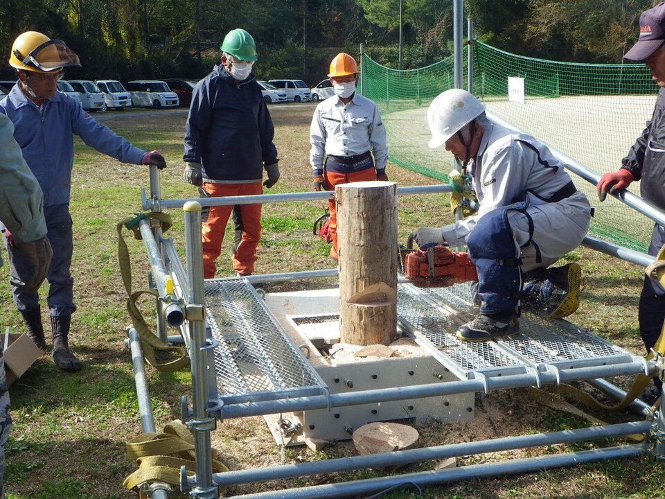 伐倒訓練装置を使用した伐倒練習の画像