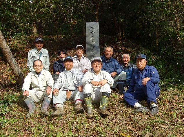 作業後、記念碑の前にて