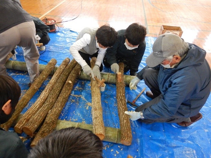 シイタケの種駒打ち作業体験