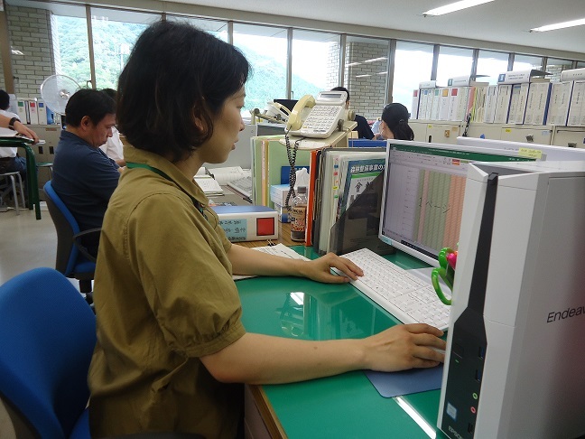 職場での事務作業風景