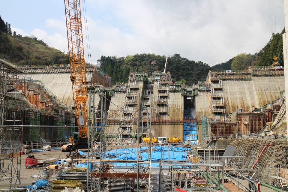 「巨大ダムの建設現場」　上原勇清（周南市立秋月小学校2年）