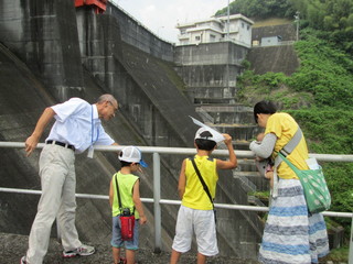 川上ダム見学状況写真