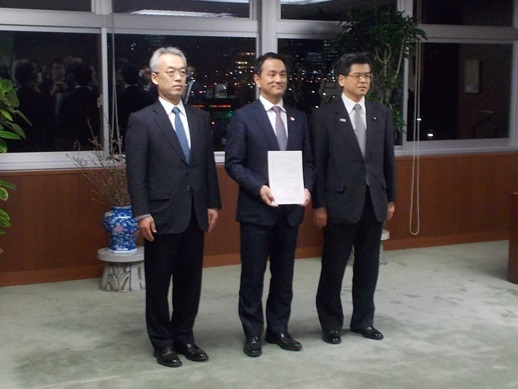 記念撮影（左から、菊地港湾局長、村岡知事、石井国土交通大臣）の画像