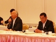 会議で発言する柳居議長(左)と新谷副議長の画像